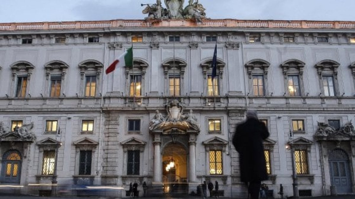 Corte costituzionale dichiara illegittimo l'art. 75 dPR 335/82 - (decorrenza giuridica promozione alla qualifica di vice sovrintendente per meriti straodinari)